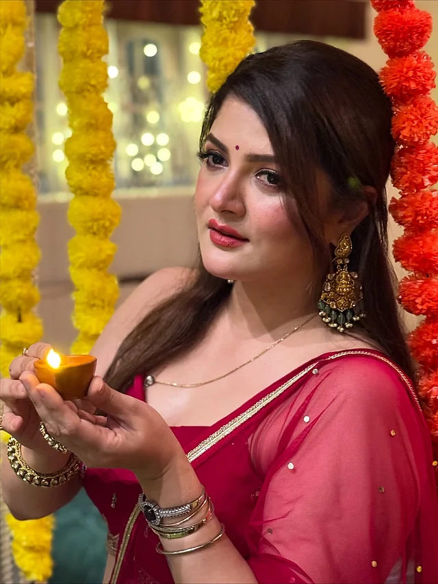 লাল লেহেঙ্গার আবেদনকারা সাজে, প্রদীপ হাতে ফ্রেমবন্দী শ্রাবন্তী। 