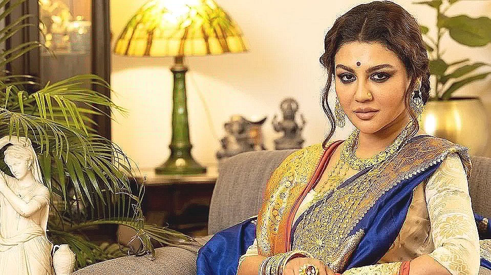 মায়ের বিয়ের শাড়িতে জয়া আহসান, ফিরে গেলেন ৪৫ বছর পেছনে