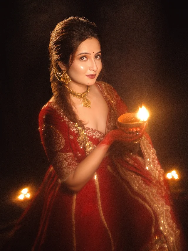 লাল লেহেঙ্গা আর সোনার গয়নায় জমে উঠেছে শ্রীমা ভট্টাচার্জের দীপাবলির সাজ। 