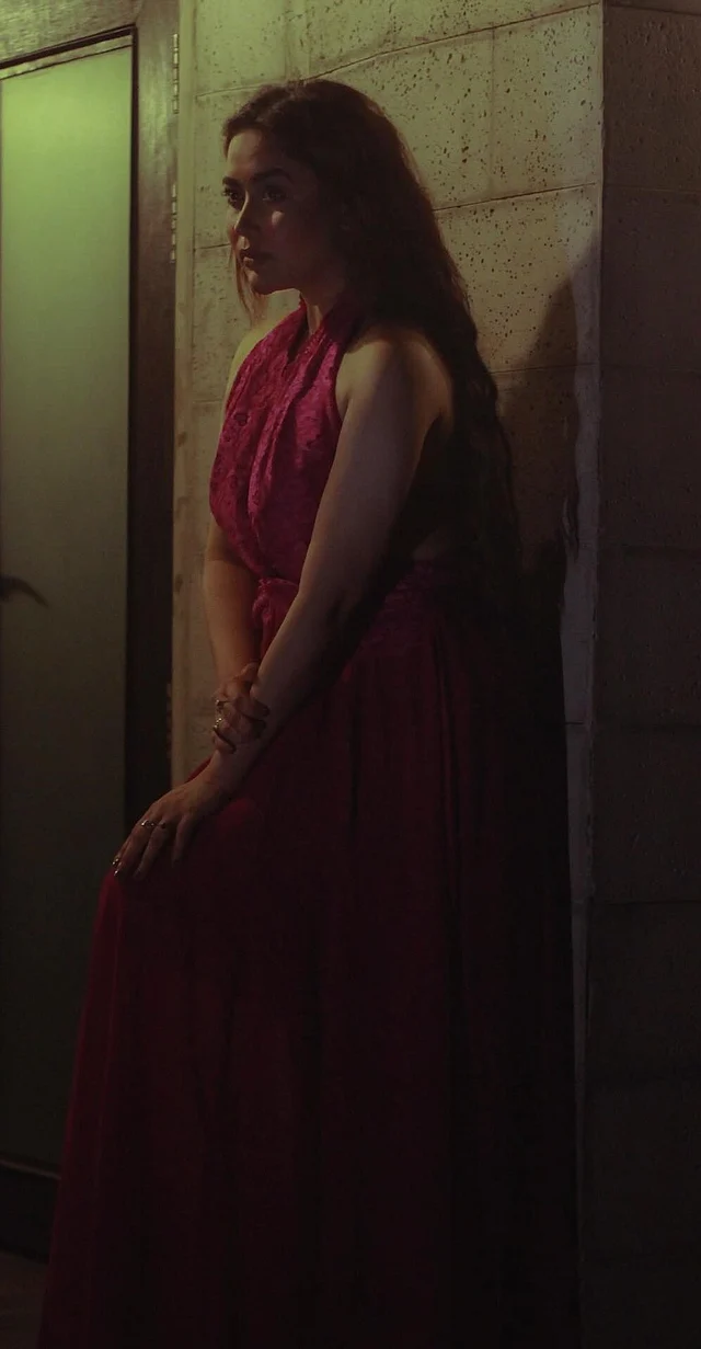 ভাবনার হলটারনেক পার্পল গাউনটি পুরো দৈর্ঘ্যের আর বেশ ফ্লেয়ারি