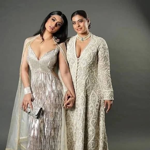 মায়ের সঙ্গে অবশ্য ম্যাচিং আইভরি-রূপালি কেপ ড্রেসে বেশ গ্ল্যাম লুকে দেখা যাচ্ছে এই স্টারকিডকে