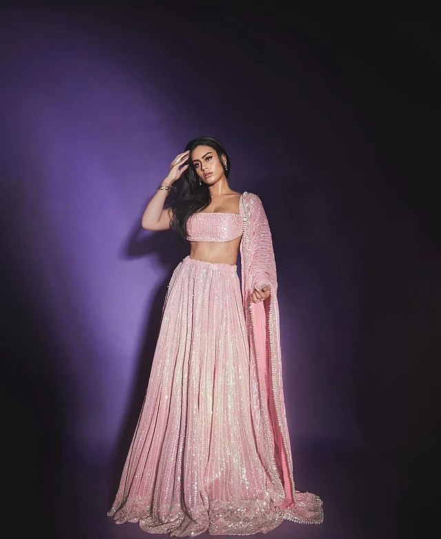 এখানেও লেহেঙ্গা। তবে বেবি পিংক। বেশ ফ্লেয়ার দেওয়া লেহেঙ্গার সঙ্গে টিউব টপ ঘরানার চোলি দেখা যাচ্ছে নাইসার লুকে