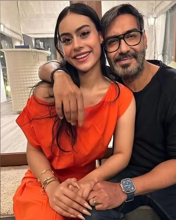 উজ্জ্বল কমলা ড্রেসে ড্যাডি'স গার্ল নাইসা