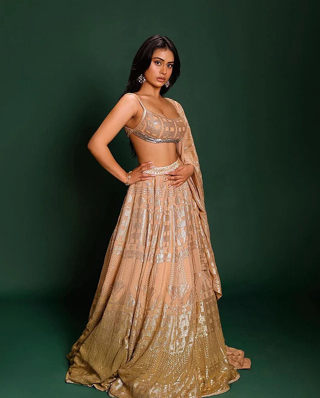 সোনালি লেহেঙ্গায় আকর্ষণ ছড়াচ্ছেন তিনি