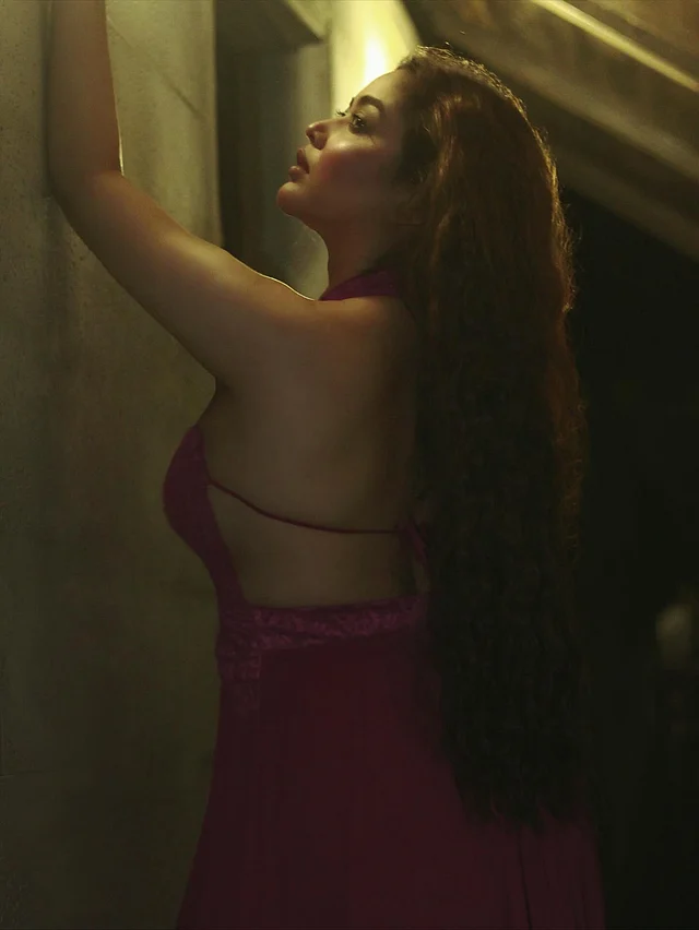 কার্ল করা কপার রঙের লম্বা চুলের স্টাইলে বেশ আলাদা লুকে দেখা যাচ্ছে এখানে ভাবনাকে