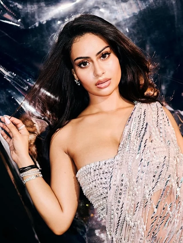 স্ট্র্যাপলেস সিকুইনের রূপালি করসেট টপের সঙ্গে ম্যাচিং শাড়িতে কাজল-কন্যা