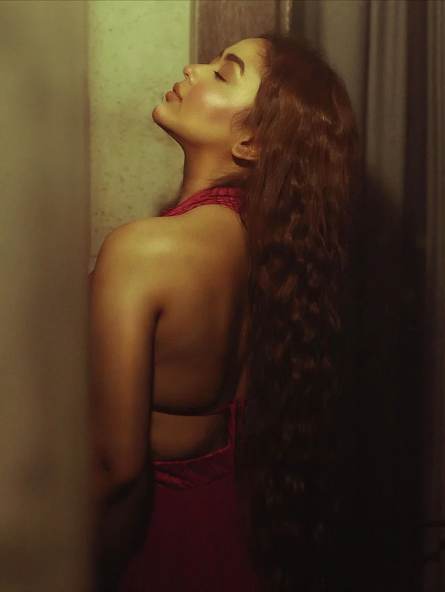 বোল্ড ডিজাইনের ব্যাকলেস গাউনে ভাবনাকে লাগছে অত্যন্ত আবেদনময়ী