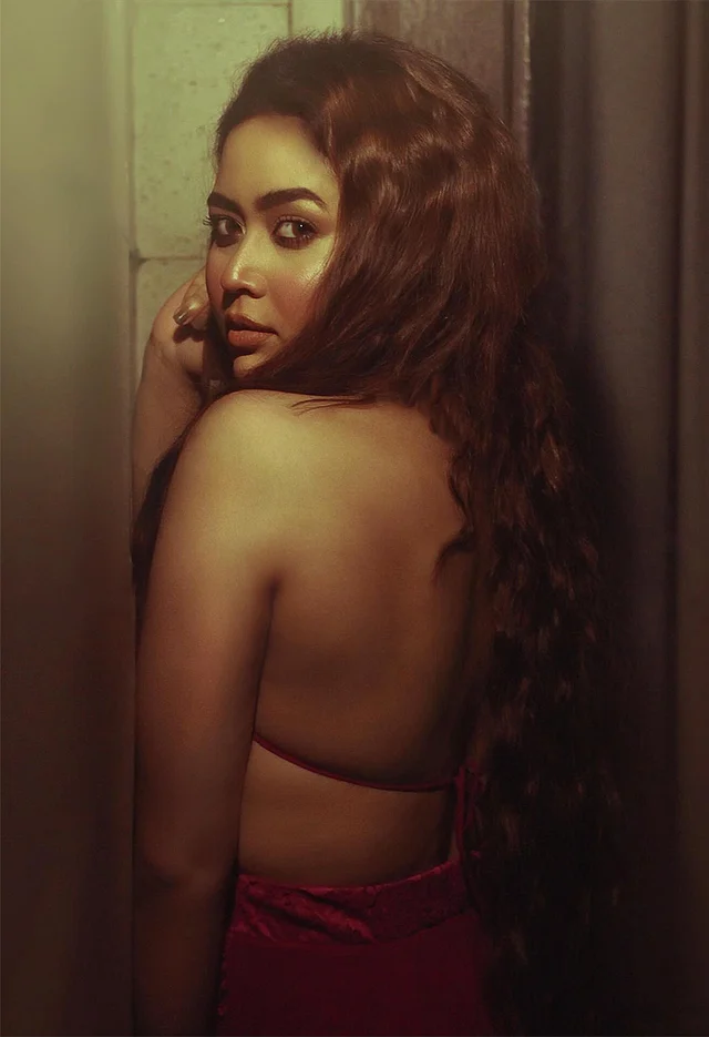 ক্রিমি ফিনিশের মেকওভারে ব্লাশঅন আর সেমি স্মোকি চোখের সাজ নজর কাড়ছে