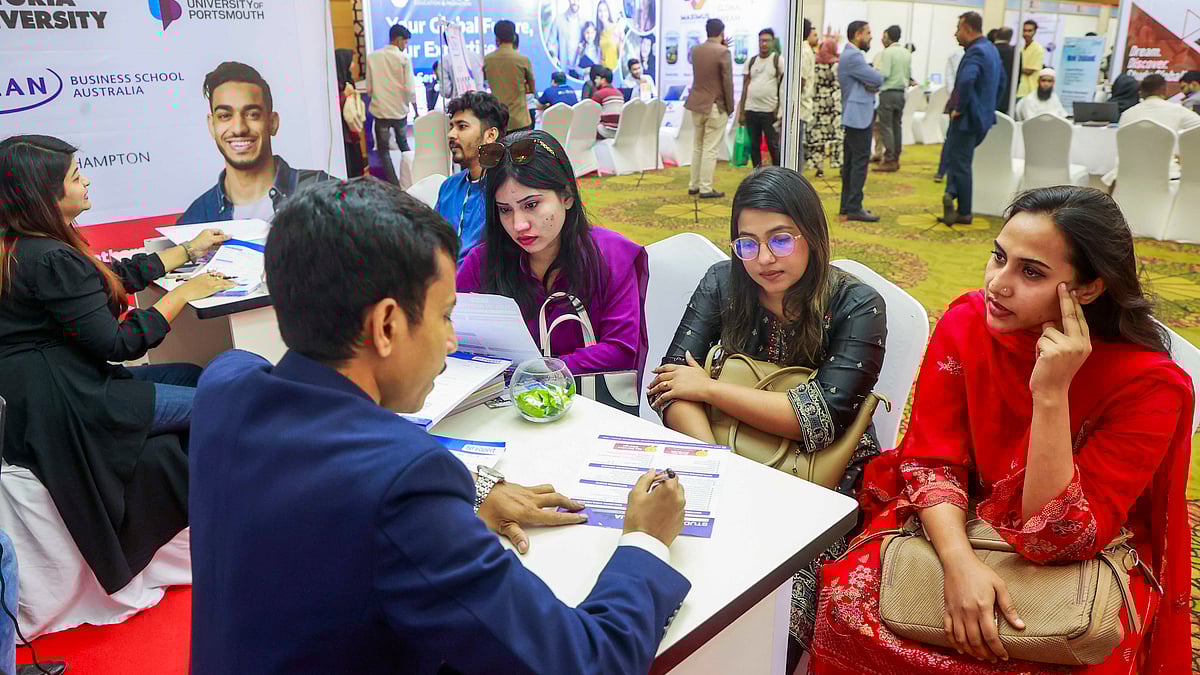 শিক্ষা-পরামর্শক প্রতিষ্ঠানের স্টলে বিদেশে উচ্চশিক্ষার বিষয়ে তথ্য জানছেন শিক্ষার্থীরা