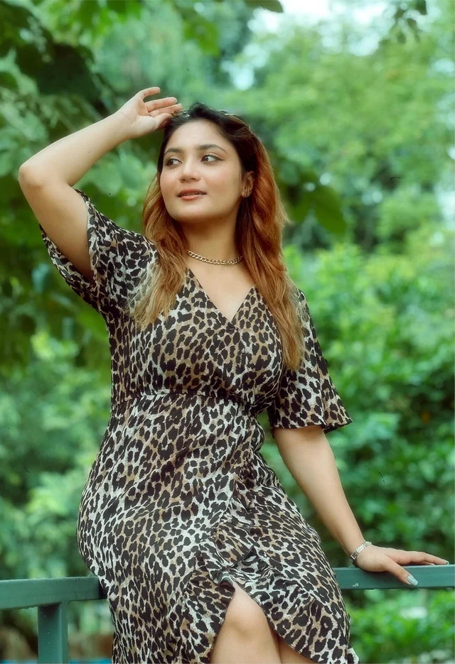 এনিম্যাল প্রিন্টের ড্রেসে আকর্ষণ ছড়াচ্ছেন তিনি