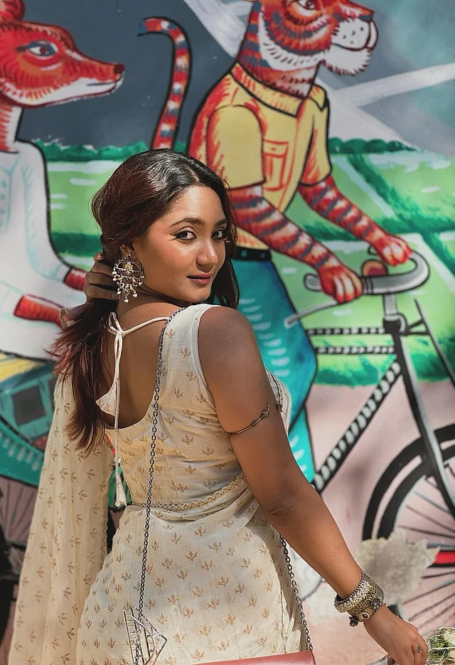 অফ হোয়াইট শাড়িতে সোনালি ব্লকের কাজ। সঙ্গে ম্যাচিং স্লিভলেস ব্লাউজ