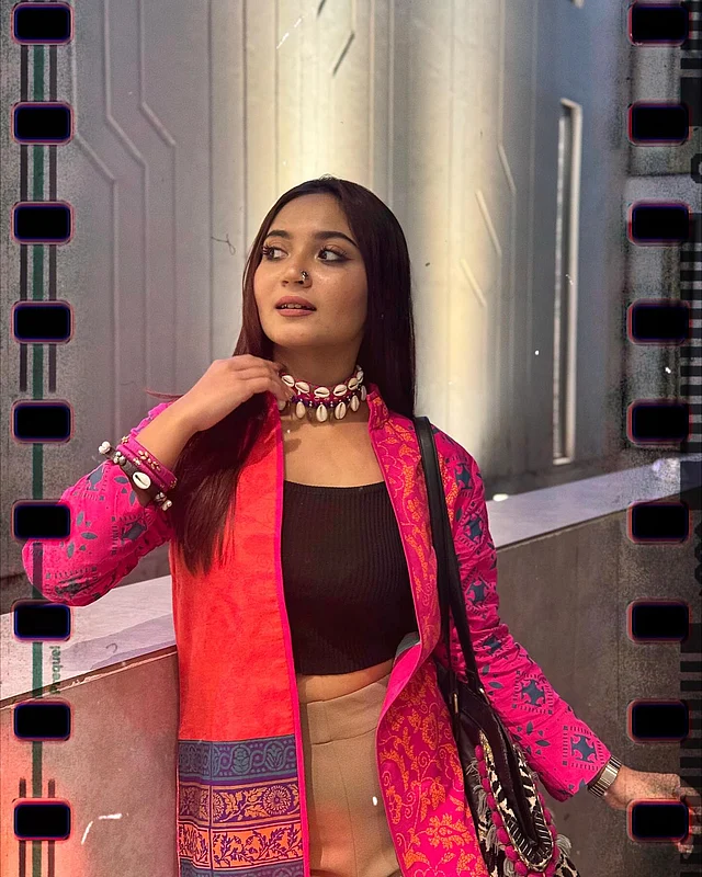 কালো টপ আর হাই ওয়েস্টেড বেইজ স্কার্টের সঙ্গে হট পিংক ব্লকের জ্যাকেট পরেছেন তিনি। নজর কাড়ছে কড়ির গয়না