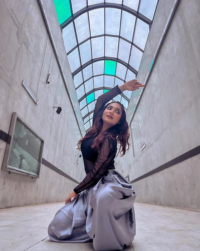 হিপহপ স্টাইলের হারেম প্যান্ট আর কালো টপ পরেছেন তিনি 