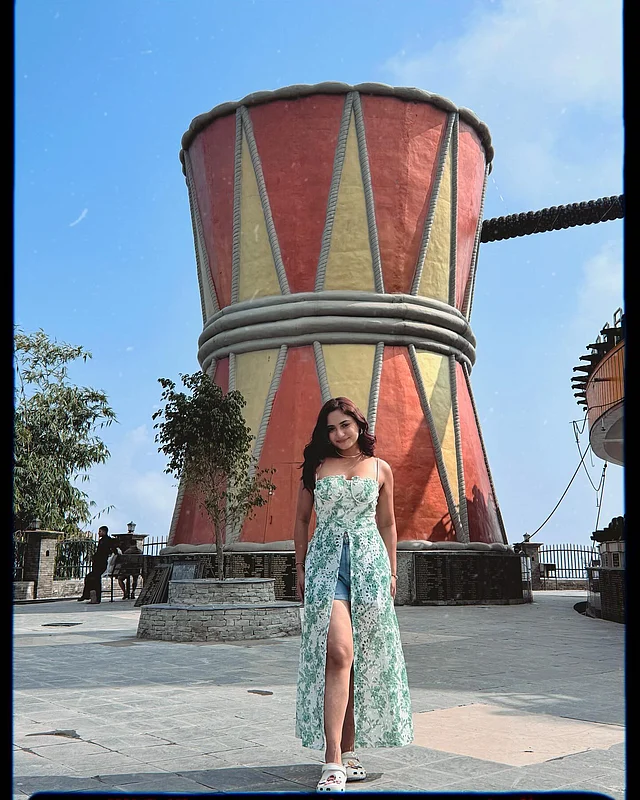 থাই স্লিট ফুলেল ড্রেসে ক্যারল