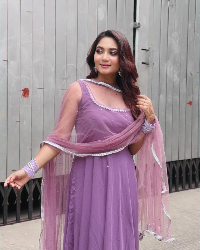 ল্যাভেন্ডার সালওয়ার কামিজে স্নিগ্ধ ক্যারল