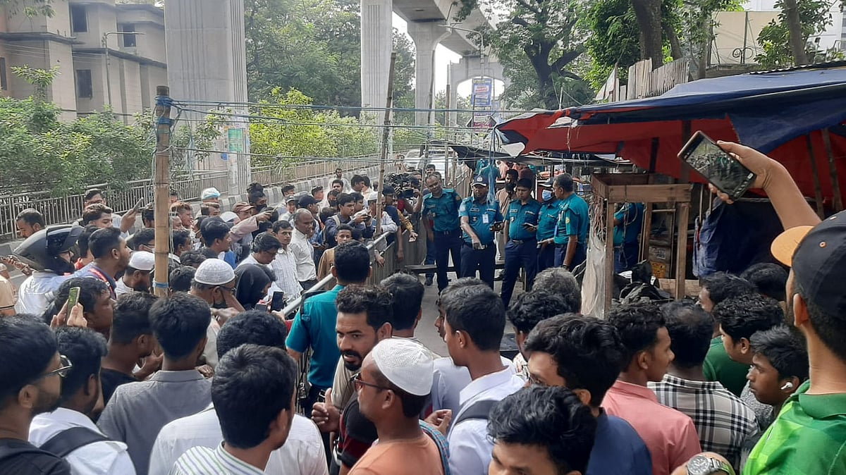 ঘটনাস্থলে উৎসুক জনতার ভিড়। রয়েছেন পুলিশ সদস্যরাও।