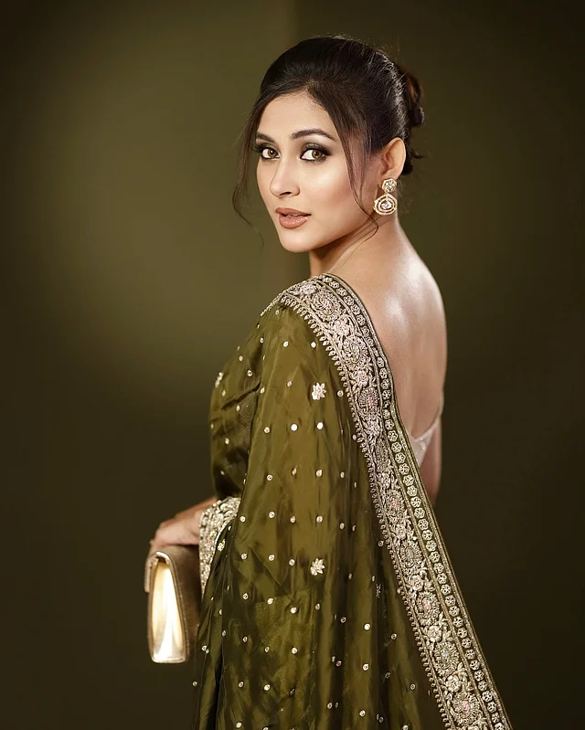 দারুণ ফিটিংয়ের ব্যাকলেস ব্লাউজ অলিভ শাড়ির আভিজাত্যে যোগ করেছে পরিমিত আবেদন 