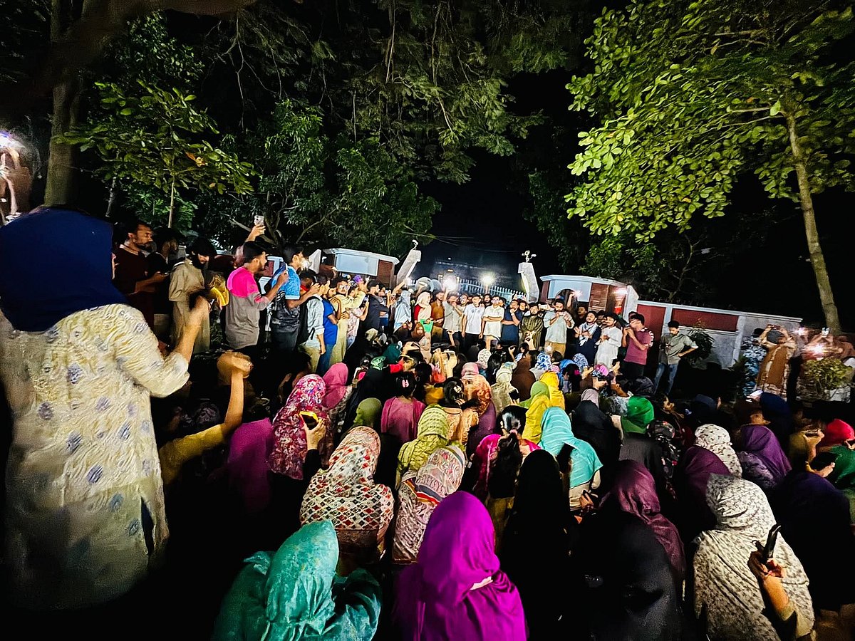 রাজশাহী বিশ্ববিদ্যালয়ের সুইমিং পুলে শিক্ষার্থীর মৃত্যুর প্রতিবাদে উপাচার্যের বাসভবন ঘেরাও করে বিক্ষোভ