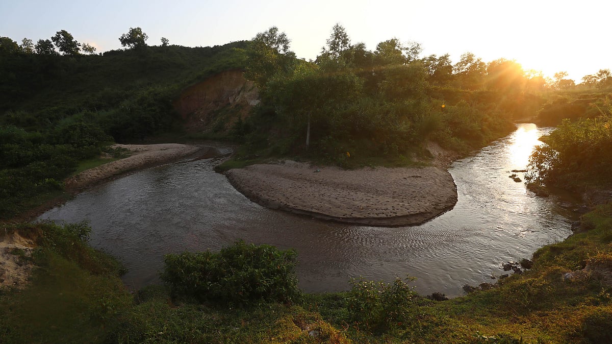 চা-বাগানের মধ্য দিয়ে বয়ে গেছে আঁকাবাঁকা ‘কেওয়াছড়া’