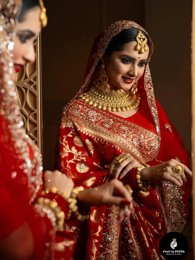 সঙ্গে ম্যাচিং কারুকাজ করা বর্ডারের ওড়না। জমকালো বড় দুল, চোকার আর টিকলি, আংটি নজর কাড়ছে