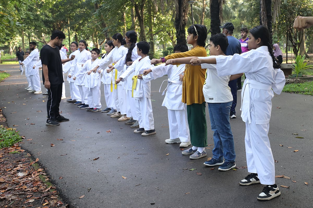 লাইন ধরে দাঁড়িয়েছে প্রশিক্ষণার্থীরা। হাত কীভাবে মুষ্টিবদ্ধ করতে হয়, তা শিখিয়ে দিচ্ছেন একজন 