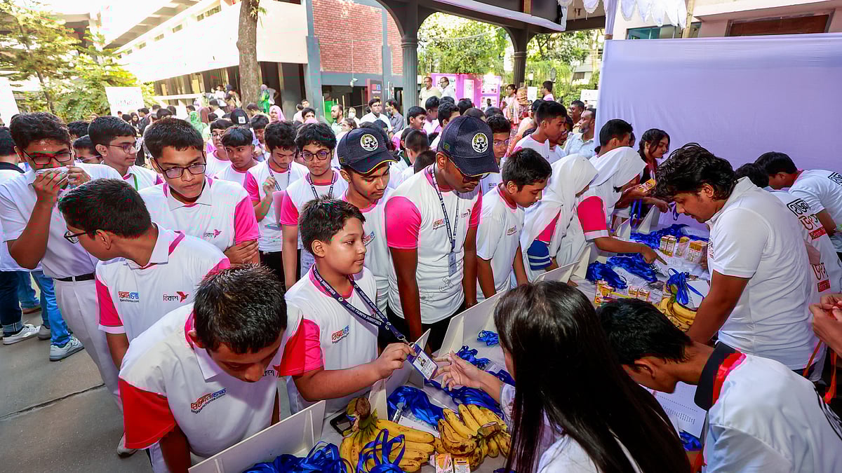 নিবন্ধন বুথের সামনে শিক্ষার্থীদের ভিড়।