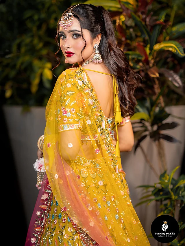 ব্যাকলেস ব্লাউজের সঙ্গে ফুলেল কারুকাজ করা উজ্জ্বল হলুদ ব্রাইডাল লেহেঙ্গা পরেছেন কেয়া