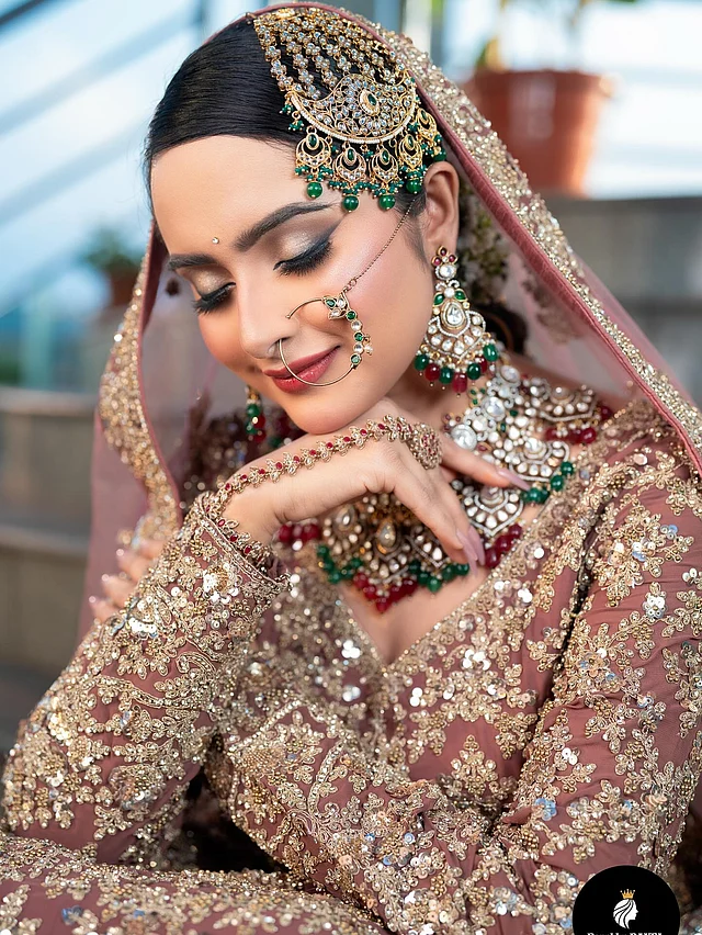 সেমি ম্যাট ফিনিশের মেকওভারে টেনে দেওয়া সফট স্ট্রোকের আইলাইনার, ঘন আইল্যাশ ও আইব্রো আর হালকা স্মাজ করা কাজল ও শিমারি আইশ্যাডো দেখা যাচ্ছে। ছোট সাদা স্টোনের টিপ আর গোলাপি সেমি ম্যাট লিপস নজর কাড়ছে সঙ্গে