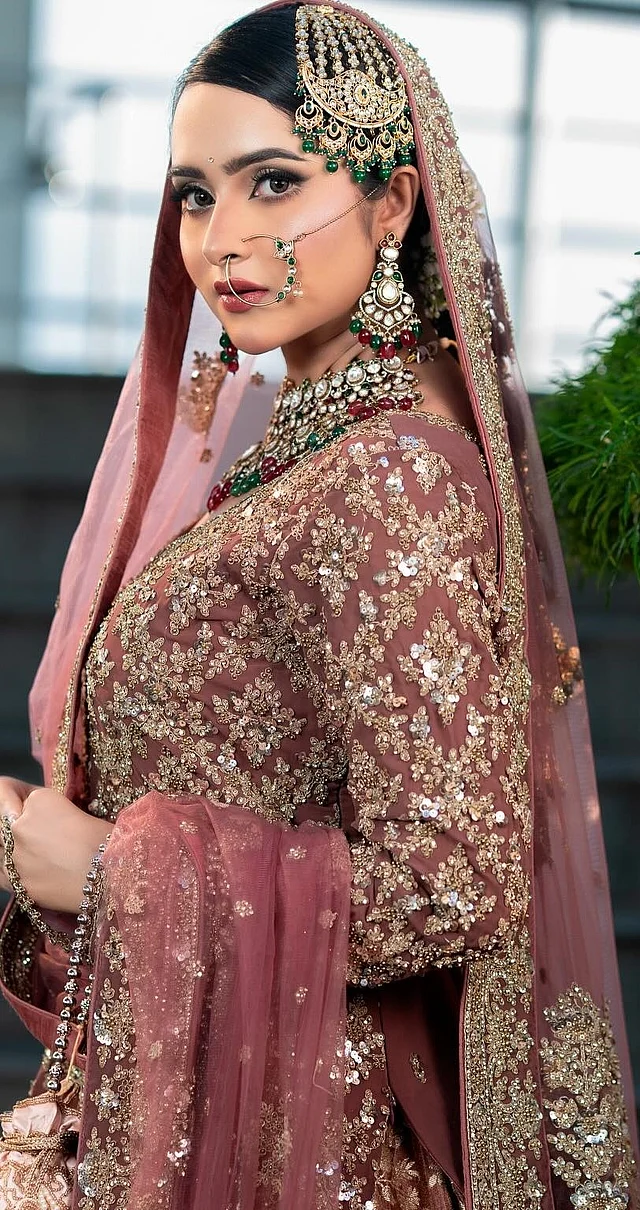 মভ জর্জেটের এই সূক্ষ্ম কারুকাজ করা এথনিকওয়্যারে স্নিগ্ধ লুক এসেছে কেয়া পায়েলের ব্রাইডাল সাজে