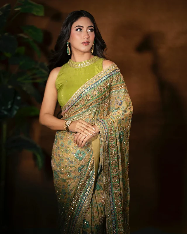 সাম্প্রতিক এই ফটোশুটে সাফাকে দেখা গেছে ফ্লোরাল প্রিন্টের হালকা অলিভ শাড়িতে।