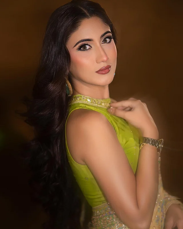 সুসজ্জিত ভ্রু যুগলের সঙ্গে আই মেকআপে ফুটে উঠেছে শিমারি আইশ্যাডো, কাজল ও মাসকারা। ঠোঁটে গ্লসি লিপকালার আর গ্ল্যাম যোগ করেছে ব্লাশ অন আর হাইলাইটার। 