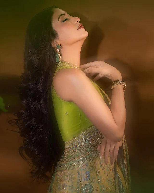 কানে সবুজ ড্রপ ইয়াররিং, হাতে গোল্ডেন ব্রেসলেট ও ঘড়ি পরেছেন সুন্দরী। আর চুলগুলো ছেড়ে রাখা হয়েছে ঢেউখেলানো আমেজে। 