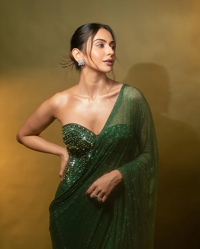 পান্না সবুজ কোরসেট, শাড়ির লুকে ঝলমলে রাকুল 
