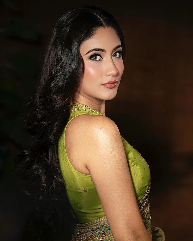  আলাদাভাবে সাফার মেকআপের প্রশংসা করতেই হয়। সিগনেচার লুক বাই সামিয়া থেকে গ্ল্যাম মেকআপে সেজেছেন তিনি।