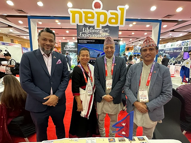 নেপালের প্যাভেলিয়নে টোয়াবের মেলা পরিচালক তাসলিম আমিন শোভন (বাঁয়ে) ও নেপাল ট্যুরিজম বোর্ডের কর্মকর্তা সুনীল শর্মা  (বাঁ থেকে তৃতীয়) ও অন্যান্যরা