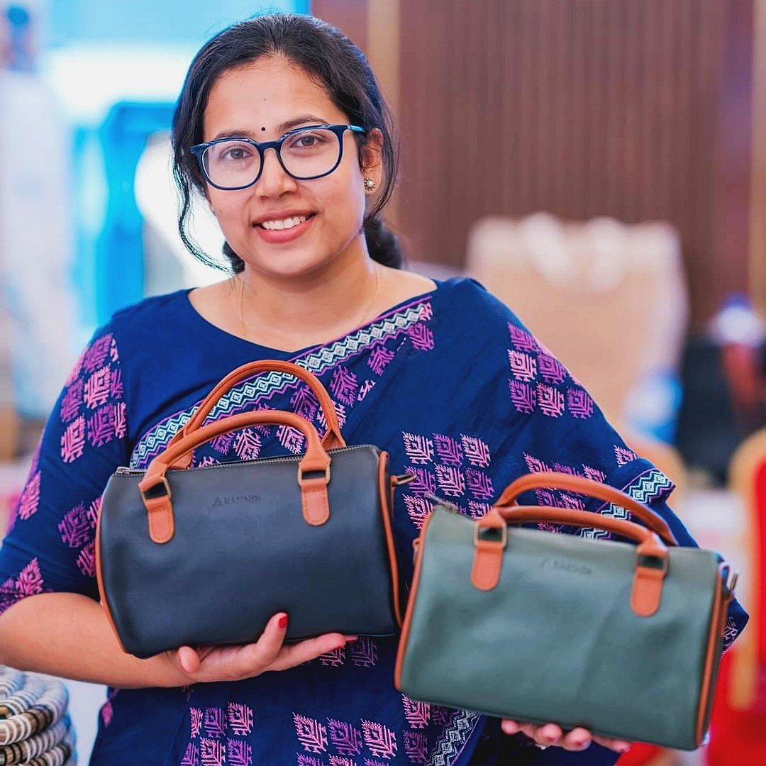 ২০২১ সালে দেশীয় ব্যাগের ব্র্যান্ড কালিন্দী প্রতিষ্ঠা করেন মুনিয়া জামান