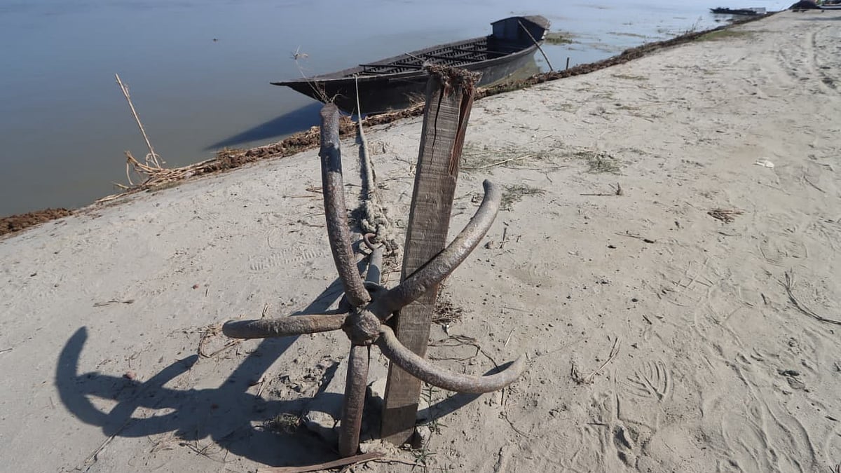 ঘাটে একটি নৌকা বাঁধা আছে