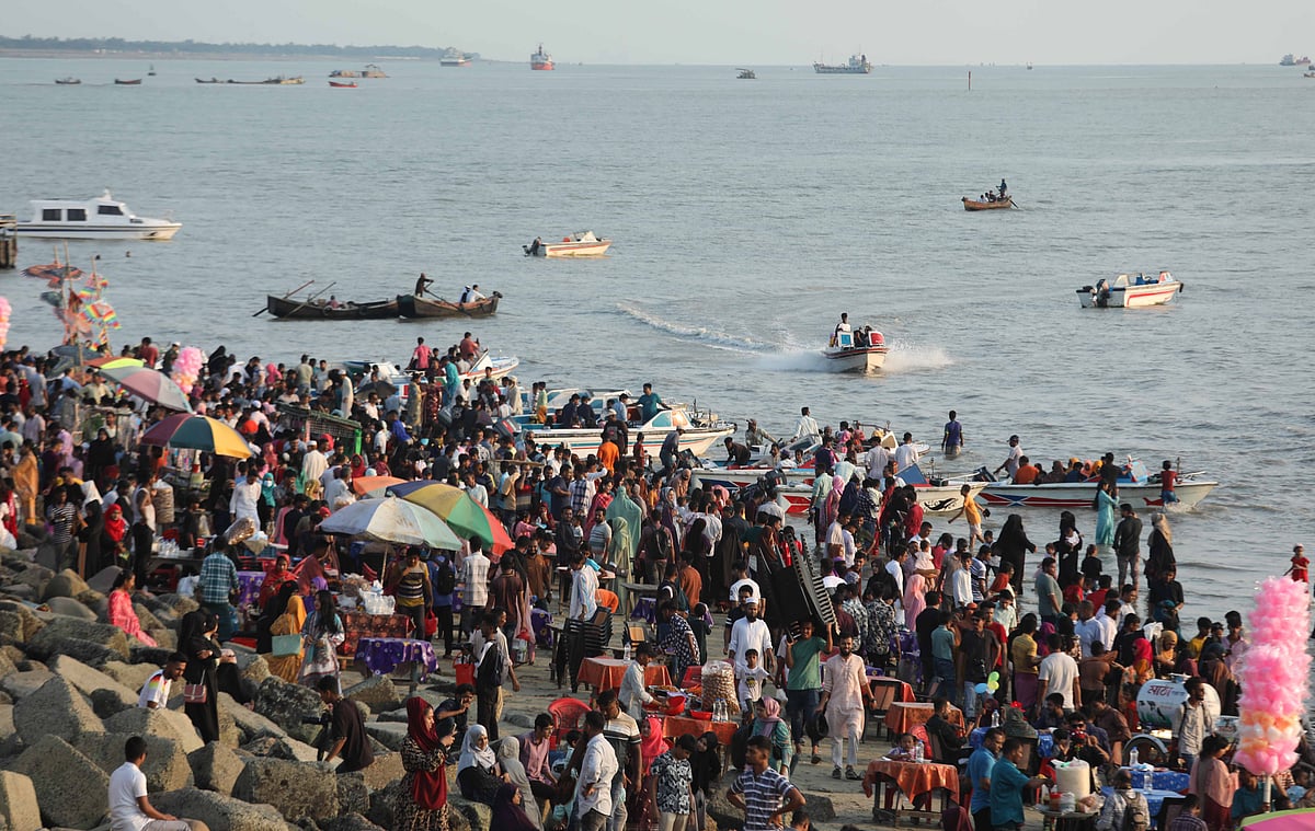 সৈকতে দর্শনার্থীদের উপচে পড়া ভিড়