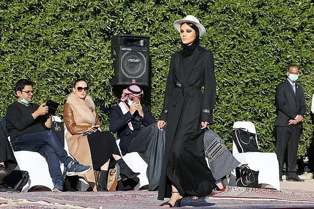 সৌদি ফ্যাশন শোতে র‍্যাম্পে আকর্ষণীয় আবায়া