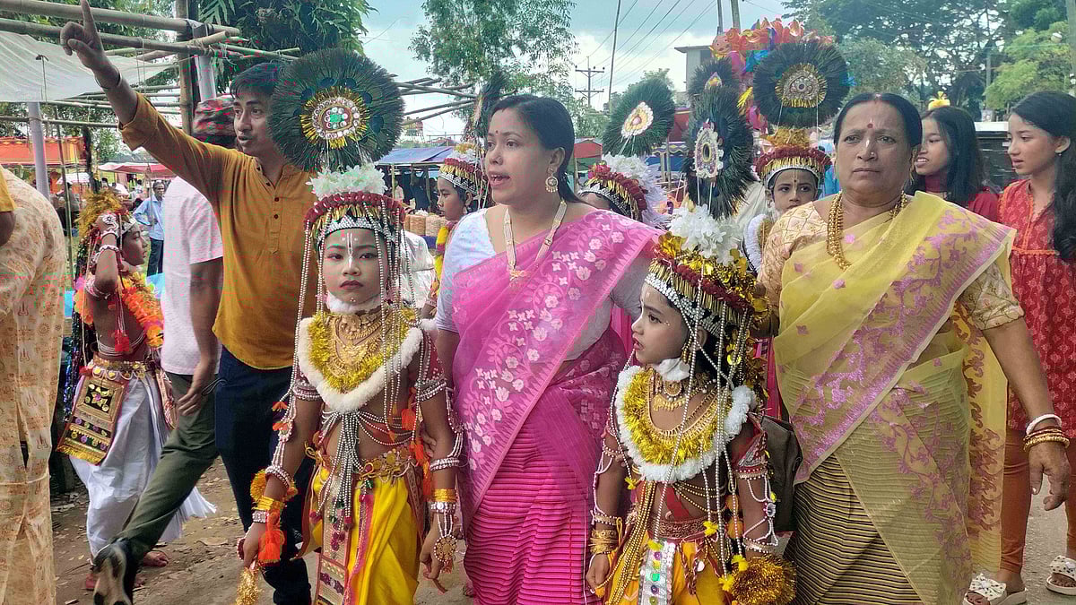 কৃষ্ণের সাজে সাজিয়ে ছোট শিশুদের মণ্ডপে নিয়ে আসছেন অভিভাবকেরা