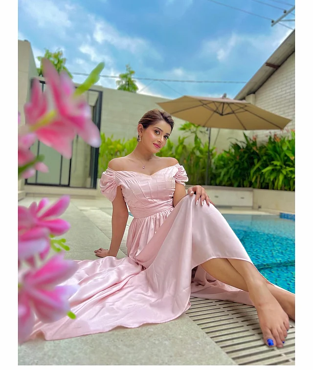 বেবি পিংক—রংটার মধ্যেই যেন লুকিয়ে থাকে এক ধরনের আদুরে, মিষ্টি আবেদন। আর সেই রং-এই  যখন ধরা দেন অভিনেত্রী তানজিন তিশা, তখন সেটি হয়ে ওঠে আরও মনকাড়া। মনোক্রোম অফ শোল্ডার গাউনে তিনি যেন বার্বি। 