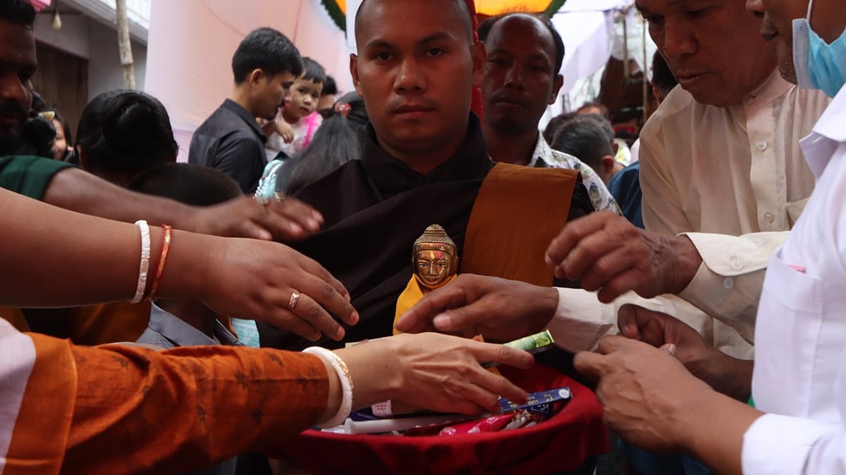 বুদ্ধমূর্তির সামনে পিণ্ডদান করছেন বৌদ্ধধর্মাবলম্বীরা 