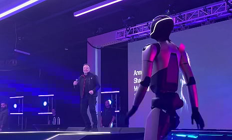 ইলন মাস্ক মঞ্চে নাচলেন, সঙ্গী হলো রোবট