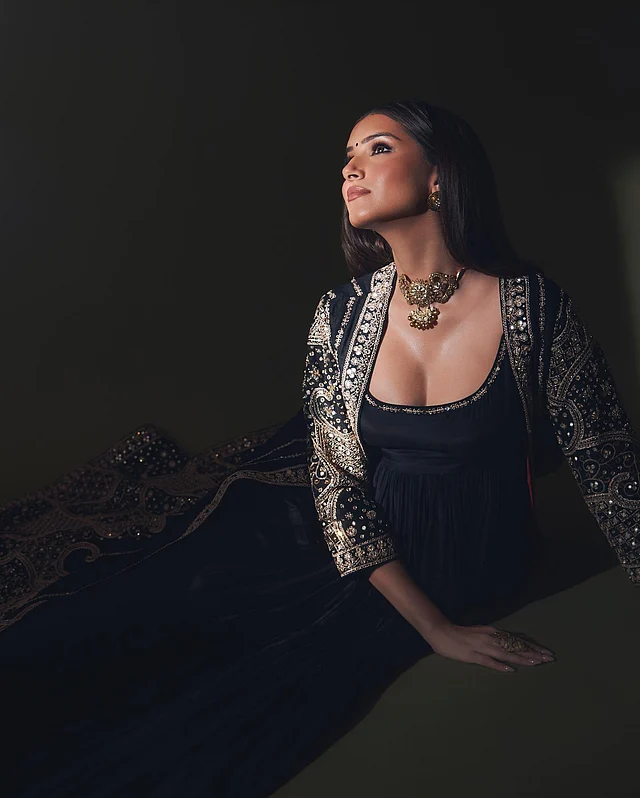 গাঢ় রঙের গভীরতা আর পোশাকের গতিময় গঠন একে করে তুলেছে চিরকালীন। মৃদু গয়না আর প্রাকৃতিক মেকআপে তিনি রাখলেন ভারসাম্য, যাতে পোশাকই হয়ে ওঠে মূল কেন্দ্রবিন্দু