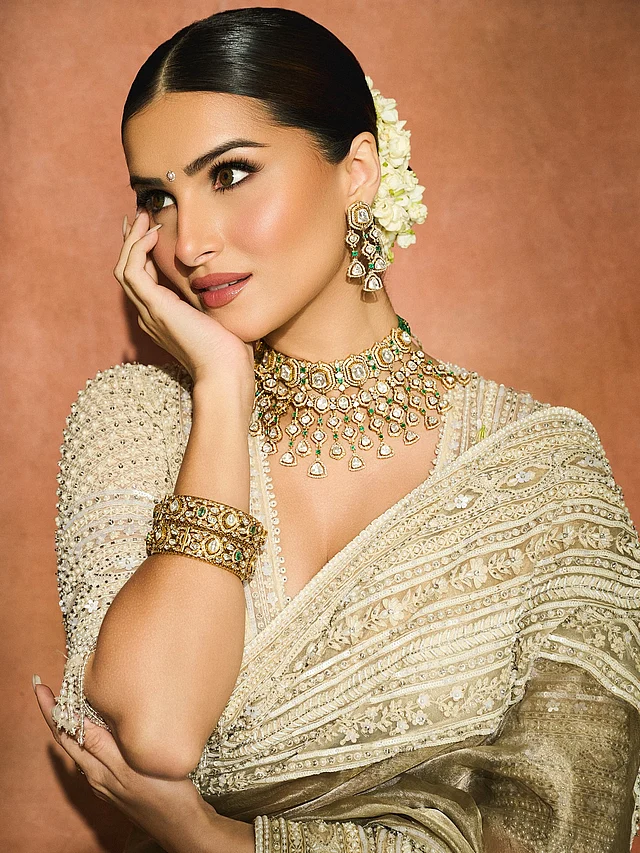 সাদা-হাতির দাঁতের মতো মোলায়েম আইভরি শাড়িতে তারার লুকটি যেন এক অনবদ্য ক্ল্যাসিক। মসৃণ ও পরিশীলিত এই শাড়িটি ফরমাল রিসেপশন অনুষ্ঠানের জন্য নিখুঁত পছন্দ