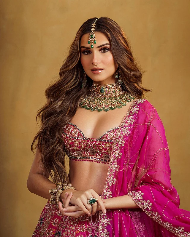 রোমান্টিক সফট টোনের প্রেমে পড়লে এই লুকটি আপনাকেও মুগ্ধ করবে