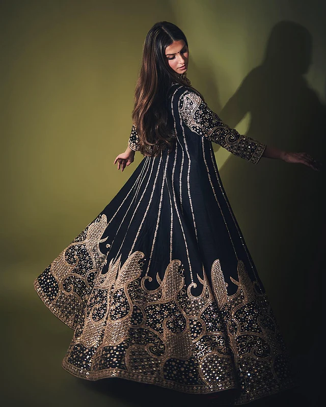 পুরো পোশাকজুড়ে সূক্ষ্ম মোটিফ আর ভারী এমব্রয়ডারির জ্যাকেট। যা একদিকে ঐতিহ্যবাহী, আবার অন্যদিকে আভিজাত্যের