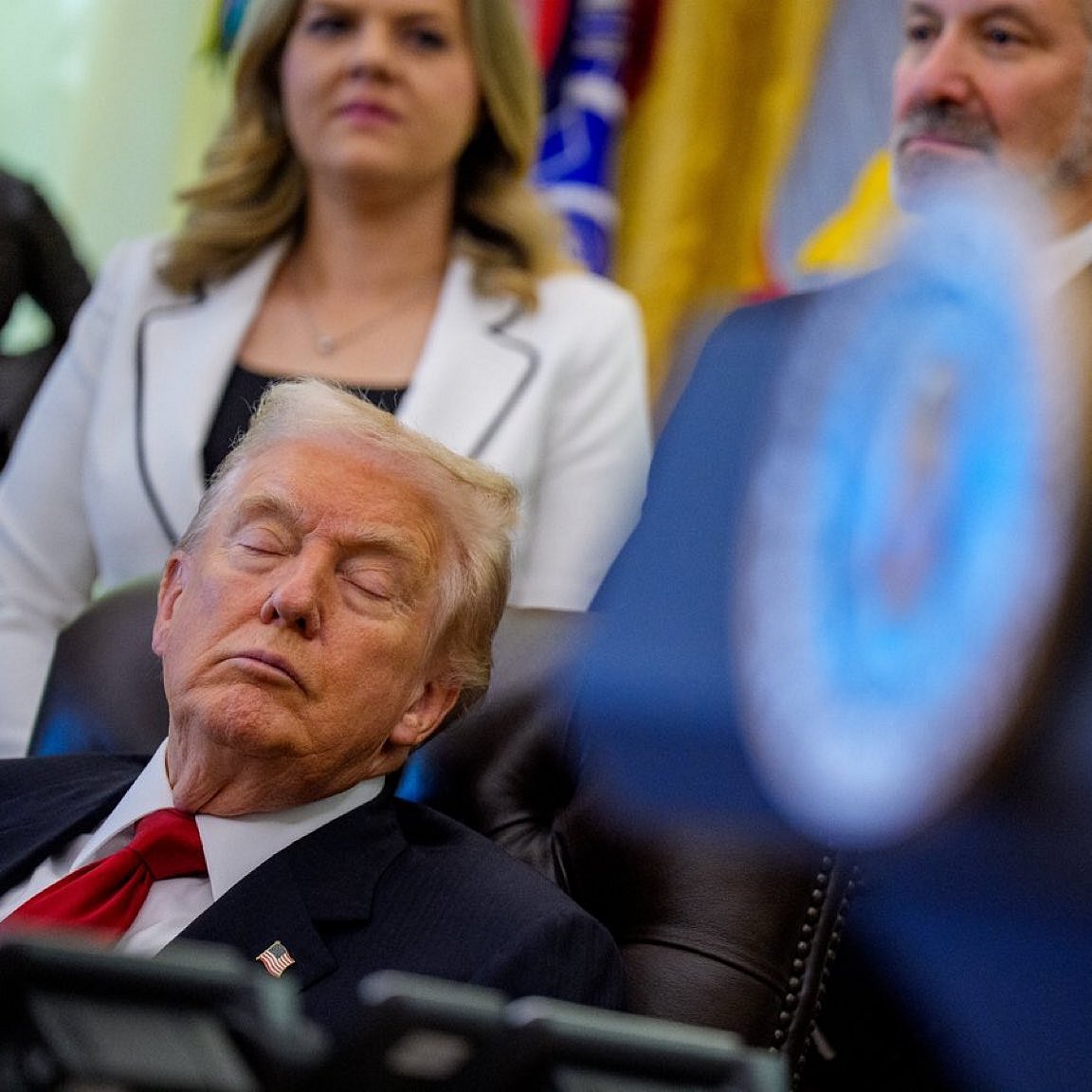 বৈঠকে ট্রাম্প ঘুমিয়ে পড়েন, শ্রবণশক্তিও কম, কী বলছেন তিনি