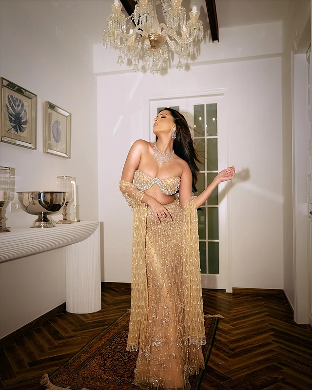 তারার প্রতিটি পোশাকেই আছে এক ধরনের ভারসাম্য। যেখানে ঐতিহ্য মিশে যায় আধুনিক সংযমে