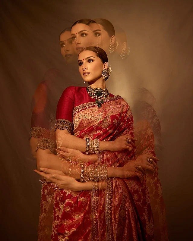  বিয়ের মৌসুমে যারা ঝলমলে অথচ রুচিশীল লুক খুঁজছেন, তাদের জন্য এই তারার স্টাইল অনুপ্রেরণার উৎস হতে পারে। কখনো উজ্জ্বল রঙে প্রাণচাঞ্চল্য, কখনো হালকা রঙে নরম শোভা